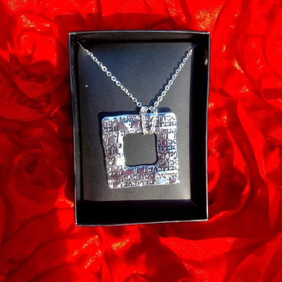 Silver Beautiful necklace ๐ with pendant - Picture 2 of 3